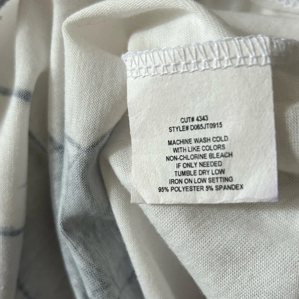 2/$20 EUC Hot Topic DISNEY women’s tank top size med - Picture 5 of 6